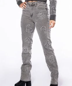 PATCH DETAIL SOFT DENIM STRAIGHT LEG JEAN
